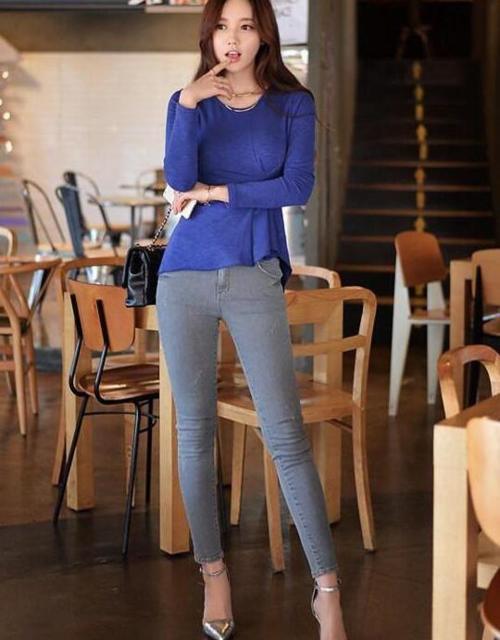 天生丽质的牛仔裤美女，显得光彩耀人，十分养眼！