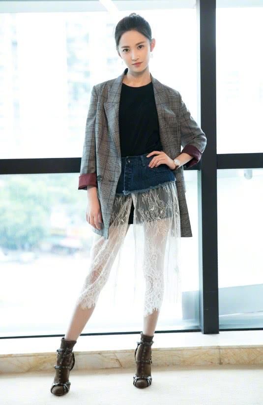 凉鞋配丝袜土？可陈钰琪拿凉鞋配棉袜照样时髦，网友：时尚靠脸！