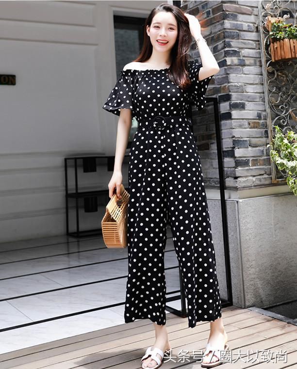 女人尽量不要短裤+凉鞋了，学深圳女人穿阔腿裤，洋气时髦又减龄
