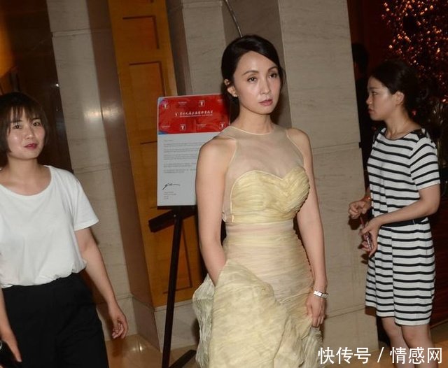 陶虹这样穿衣太尴尬，裙摆长的走不动道，把女助理都急红了眼！