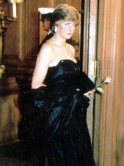 37年前，戴安娜黑色长裙碾压众人，一旁的查尔斯却很不满！