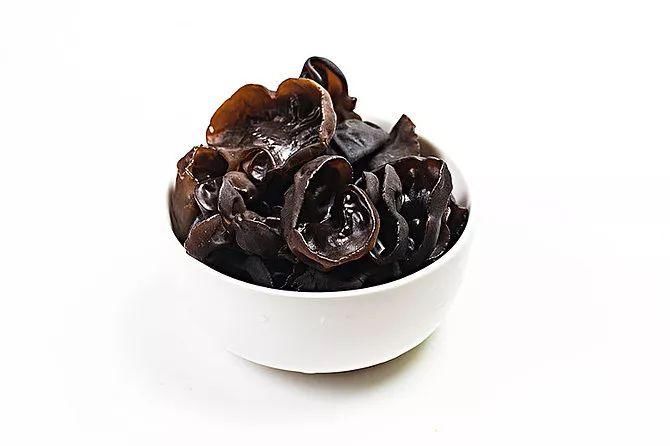 辟谣丨7岁女童吃完凉拌黑木耳中毒被送进ICU?!实验力证黑木耳是无