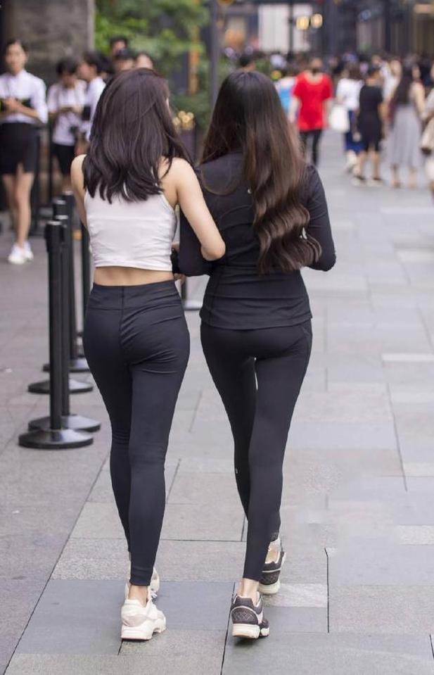 时尚街拍,美女这时尚看上去很性感,不知道会不会热啊