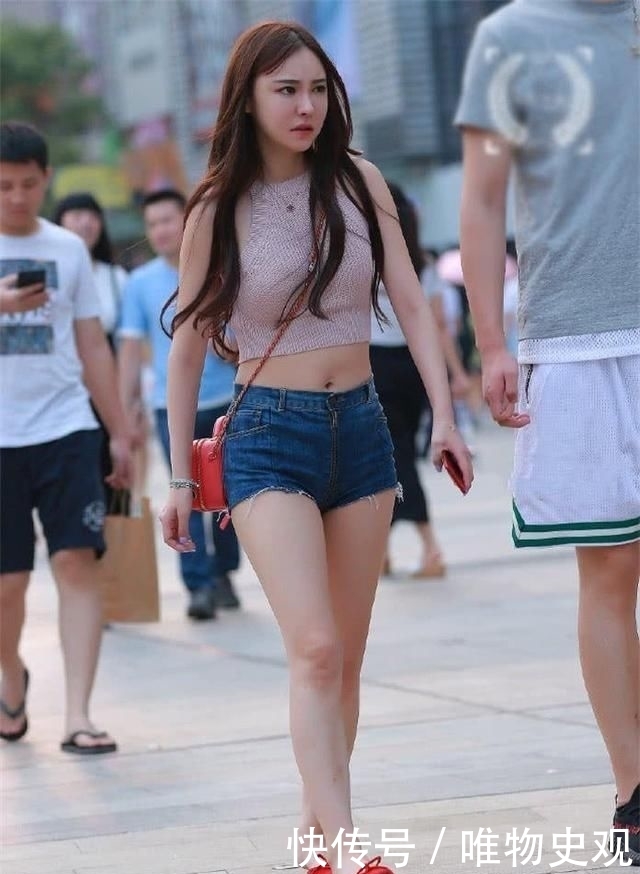 [ 拉链]中间的拉链设计将热裤分成两半，街拍美女：小姐姐这热裤够潮