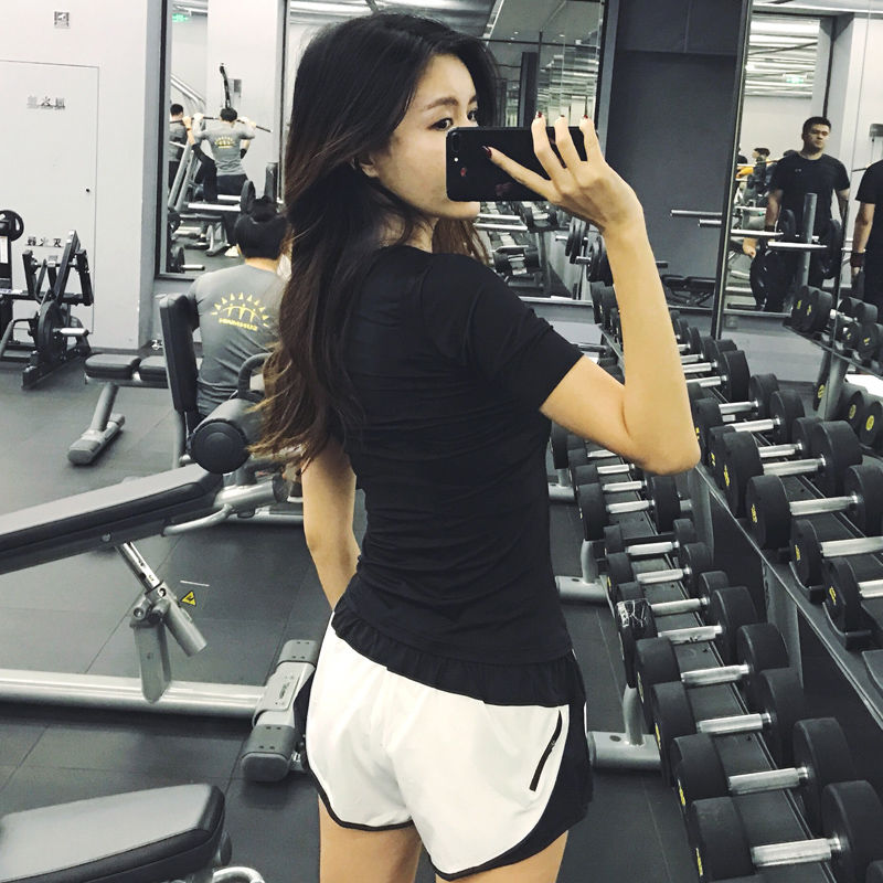 难怪姐姐不缺男人!健身房穿成这样，迷人的S身材，谁都招架不住