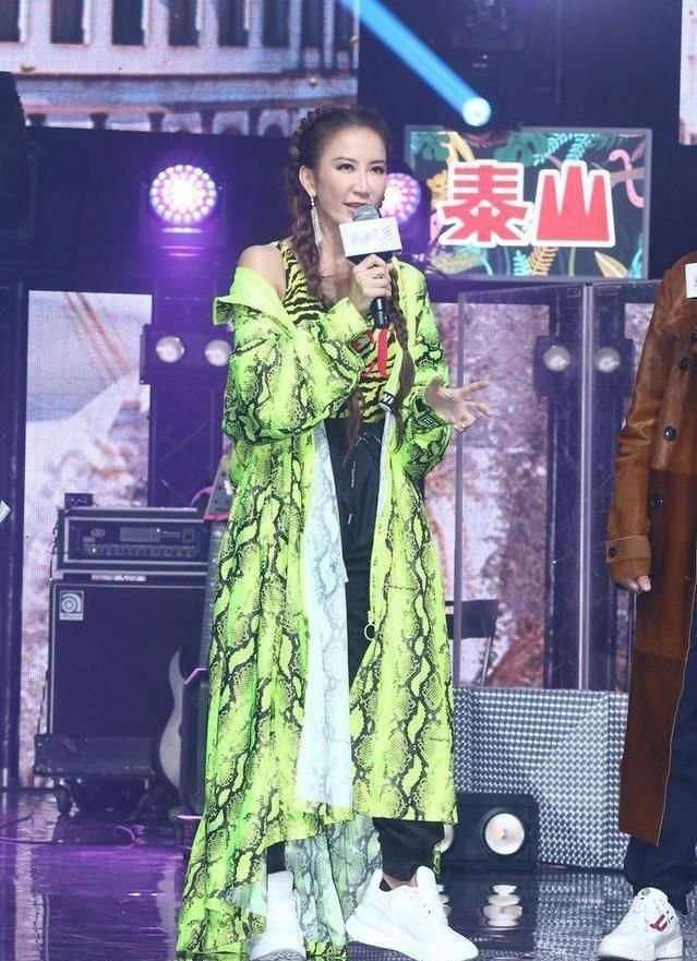  『真棒』CoCo李玟的情况真棒，穿西装配线阔脚裤，蜜桃臀水蛇腰恶魔身材太热辣
