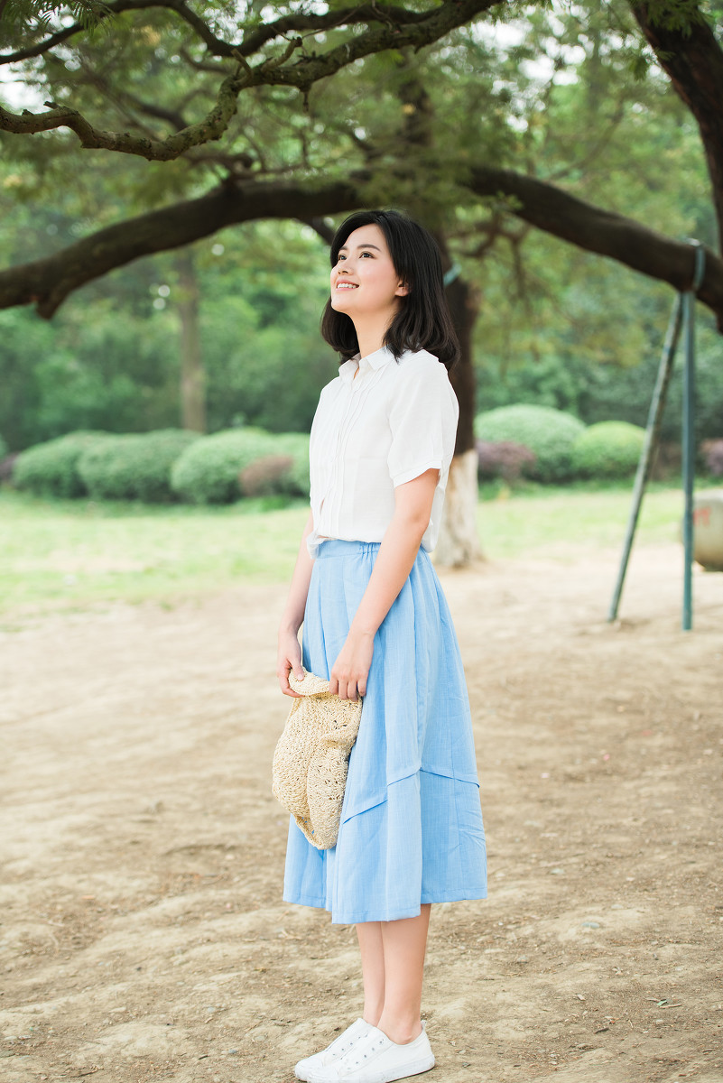 穿白衬衫的短发素颜大眼女孩写真