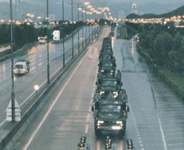 香港回归老照片:入港军队气势磅礴，市民冒雨欢迎解放军进驻