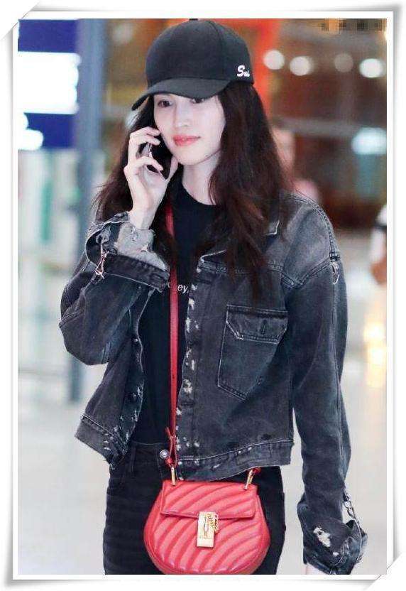 杨幂栽了! 光腿穿短裤竟不敌何穗破洞裤里穿打底裤, 网友: 尴尬了