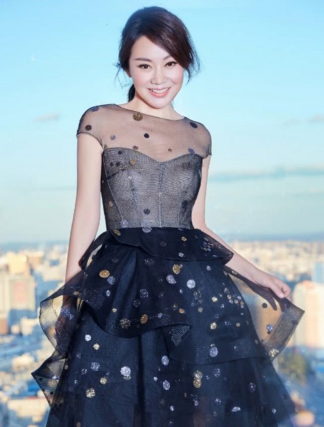 闫妮壕气挡不住，竟然在裙子上撒满了“硬币”，出乎意料的时髦!