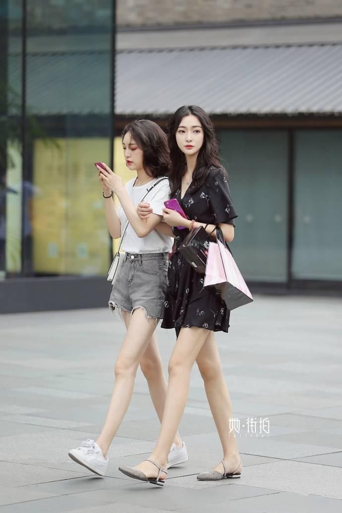 成都街拍丨同样好身材的闺蜜，走在路上一定是回头率爆表吧。
