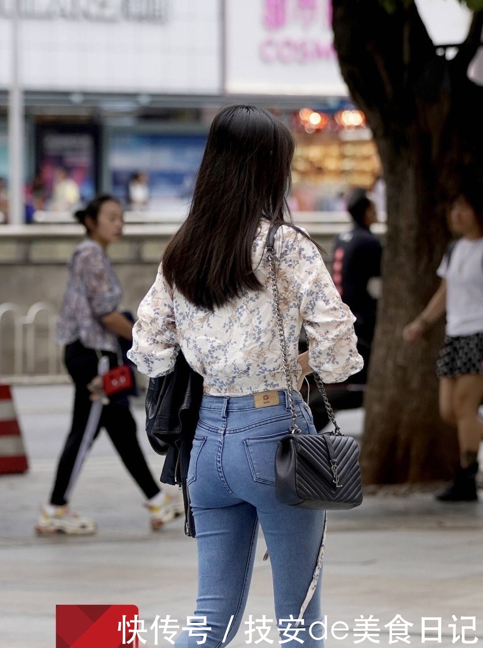  「牛仔裤」街拍：只要身材好，哪怕最简单的衬衣牛仔裤也是完美的