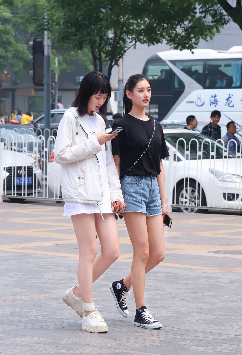 路人街拍，连衣裙撩起仙女范，这样的夏季搭配你喜欢吗?