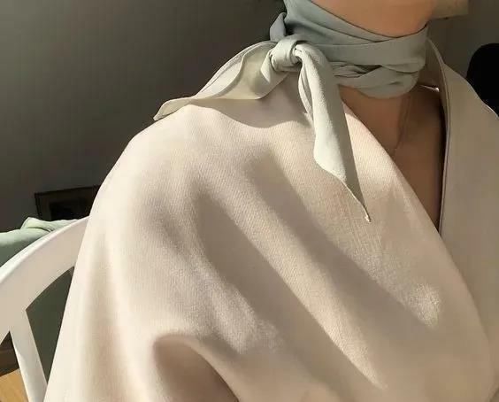  人到中年：女人到中年,穿衣就要落落大方,多穿这种搭配,减龄又显高