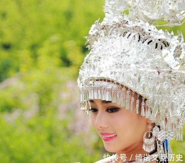 去湘西旅游,如果有苗族美女给你递苗绣,接还是不接