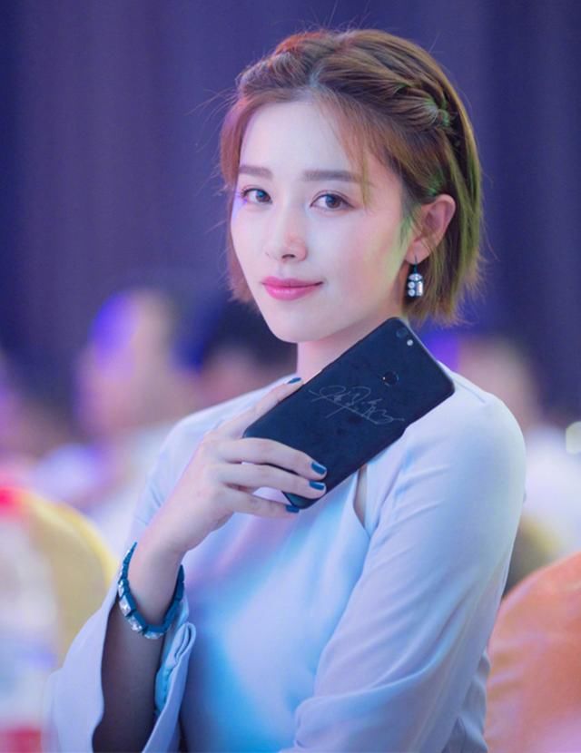 这对恋人公布恋情时引起了轩然大波，如今宣布分手，确实让人痛心