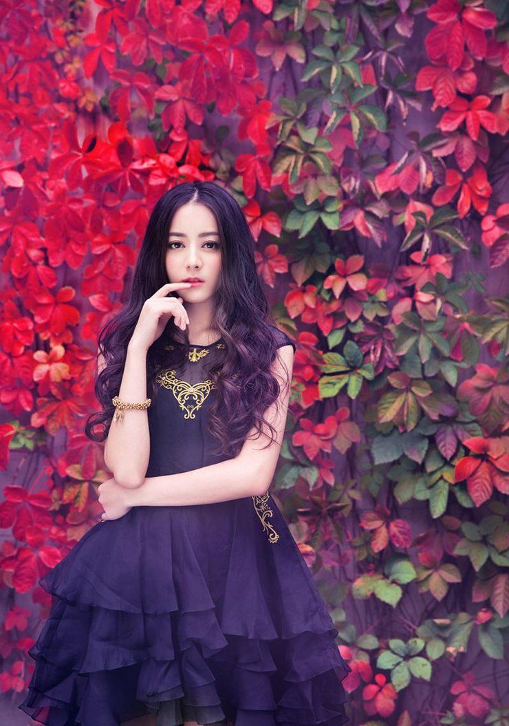 迪丽热巴身穿粉色低胸短裙现身活动 秀大美腿,撩发微笑魅力十足