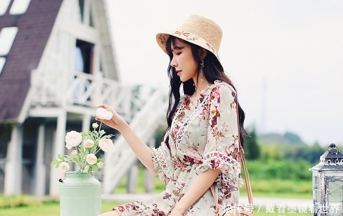 “草帽姐”惊现巴厘岛,一身多彩沙滩裙,一股清新气息袭来