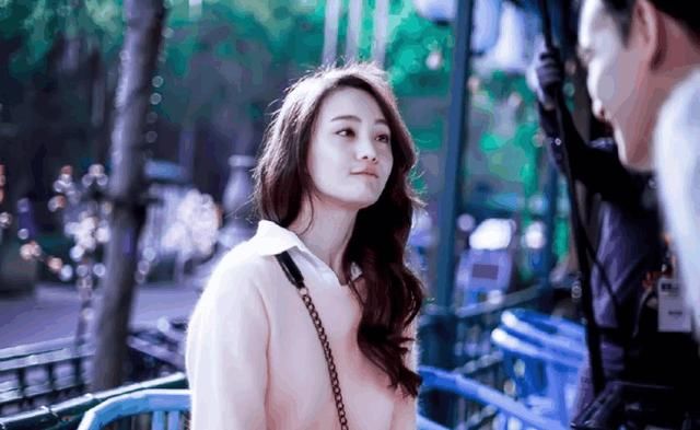 假的演成真的？郑爽无故冲工作人员发火？爽爸出面护犊子