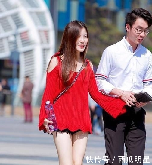 #衬衫#街拍:天生丽质的小姐姐,一件白色衬衫配牛仔裤,时尚窈窕好身姿