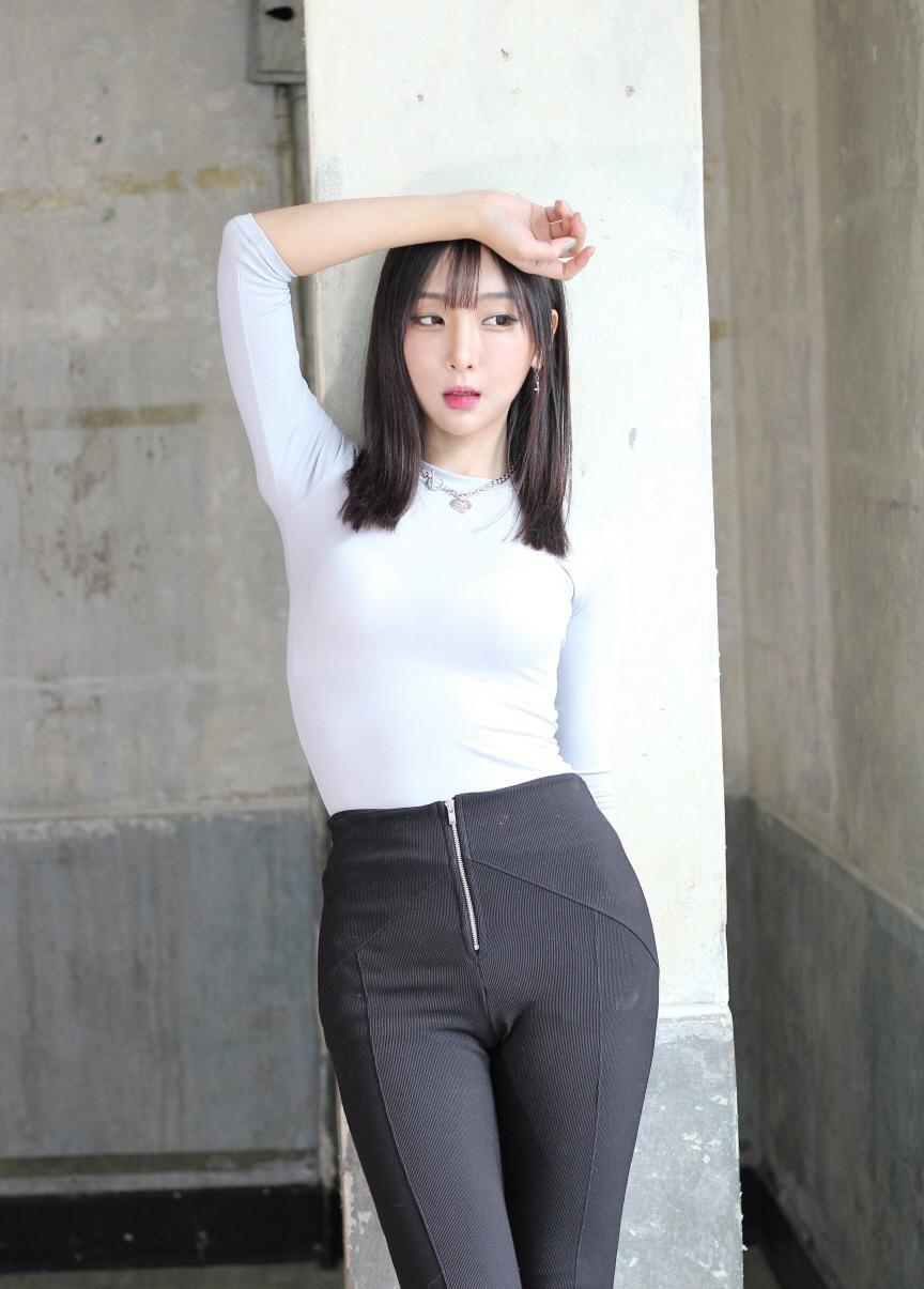 修身有型的打底裤美女，网友：放大后，那是真的美！