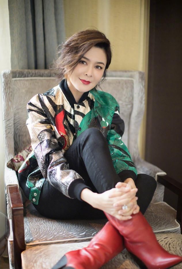 关之琳打扮减龄,遮不住老态,网友:当年十三姨,现在十三姨妈!