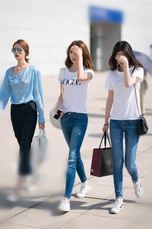 街拍:紧身牛仔裤自信出行,图四小姐姐们穿搭各异,喜欢中间穿法