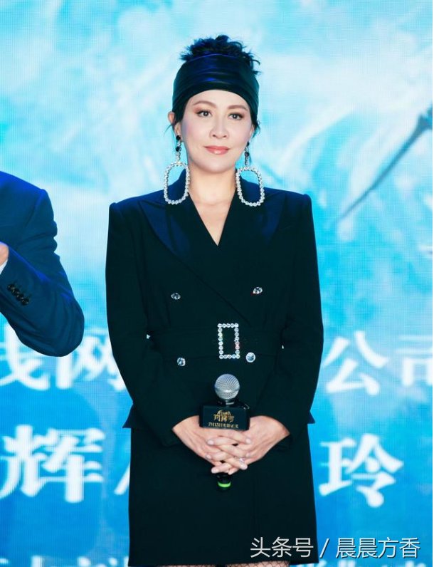 刘嘉玲西装下面直接穿渔网袜，53岁的年龄23岁的腿，网友:就服你