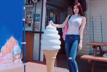 时尚气质的小姐姐身穿紧身包臀裙秀出精致的锁骨，视觉效果完美!