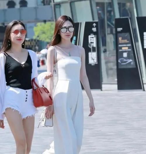  『针织』美女时尚街拍：皮肤白皙的美女，一件红色针织上衣配黑色休闲裤，青春靓丽