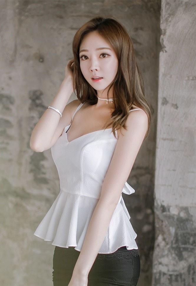 气质美女模特穿蕾丝包臀短裙拍写真，红唇大眼美腿高跟很是迷人！