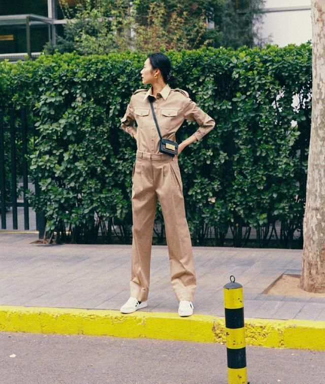 显得|刘雯工装风套装街拍英姿飒爽,拍出好莱坞时尚特工大片的感觉