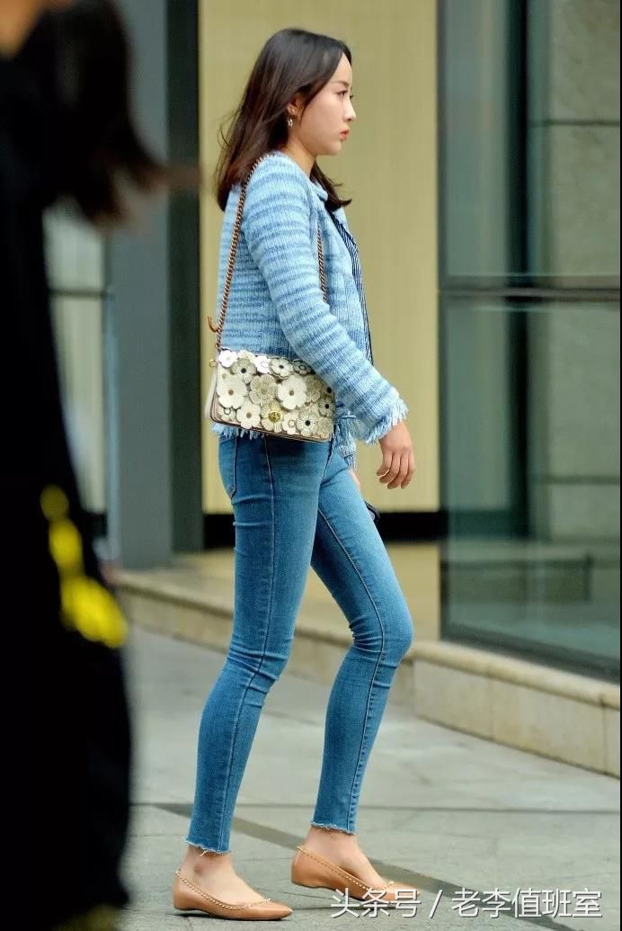 街拍:天生丽质姿色不凡很淑女穿牛仔裤的性感美女姐姐