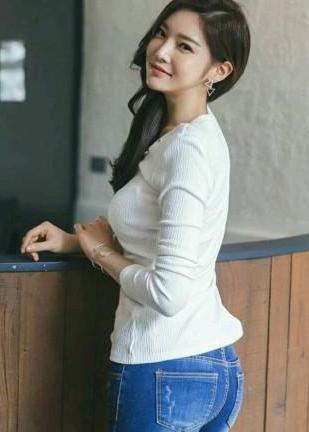 修身牛仔裤独特的造型，造就了美女永恒的魅力