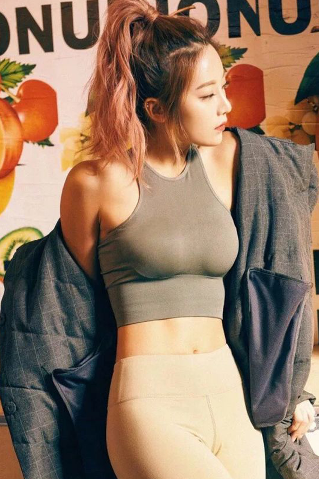 紧身裤美女，搭配个性时尚的背心，网友：身材真苗条！