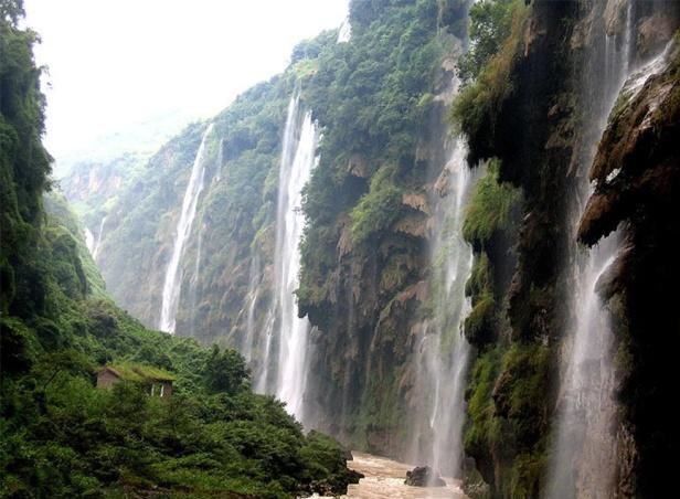 我国一处峡谷地缝，拥有上百处瀑布，非常壮观！