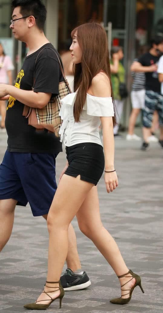 街拍：小姐姐穿黑色紧身裤裹出丰腴饱满的身材，甜蜜又有少女感