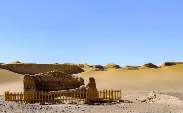 黑城，曾经的辉煌如今却被黄沙掩埋，只有这茫茫大漠见证着凄美