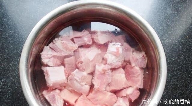 『下锅』排骨焯水时,万万别直接下锅煮,别不当回事,不然肉又柴又难吃!