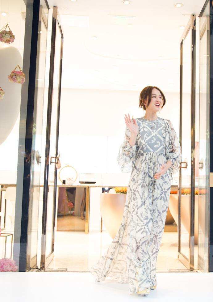 43岁杨千嬅跟38岁陈乔恩撞衫, 网友: 扮嫩只服陈乔恩