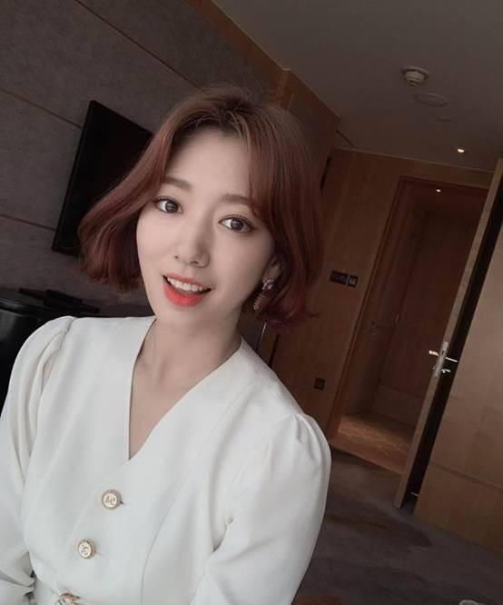  适合：“短发女人”也可以性感和可爱，这几款时尚发型让你气质加分！