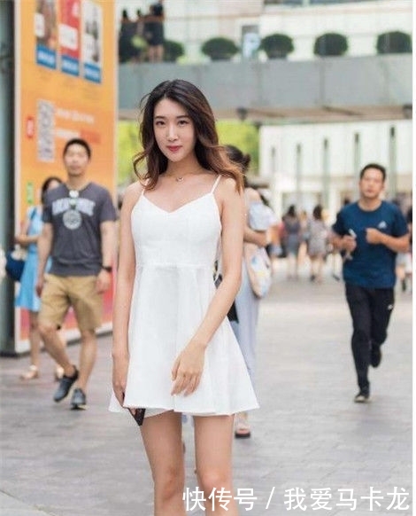 『气质』街拍:气质美女吊带连衣裙,展现温婉气质一双大长腿十分抢眼