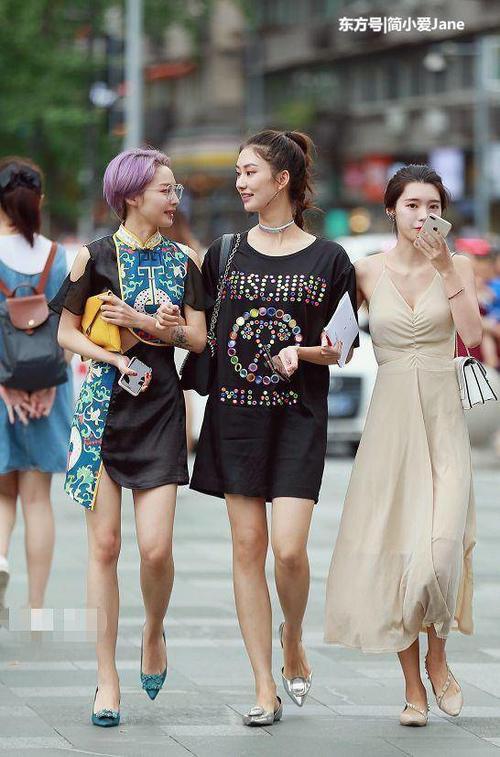 女人们细长的美腿穿高跟鞋，每走一步都那么优雅靓丽