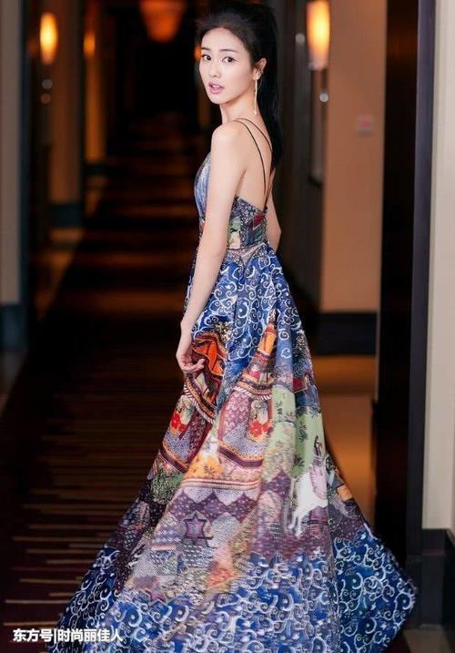 她资源好让网友感慨上天不公，还让关晓彤给她垫背，长得很甜美！