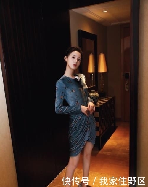 开叉■今穿抹胸开叉裙，配齐刘海美成萝莉，因《无心法师》岳绮罗而出名