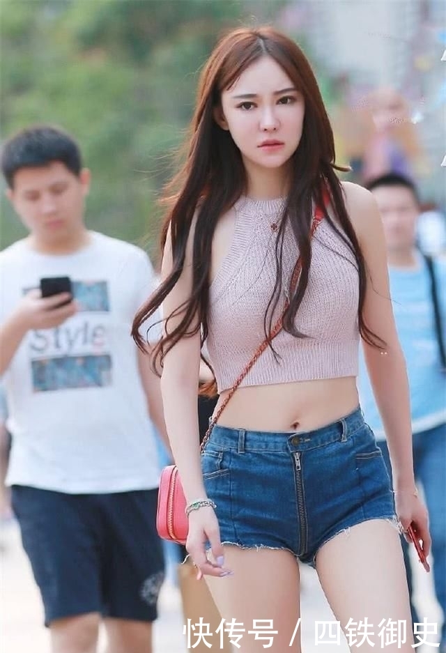  [热裤]街拍美女：小姐姐这热裤够潮，中间的拉链设计将热裤分成两半