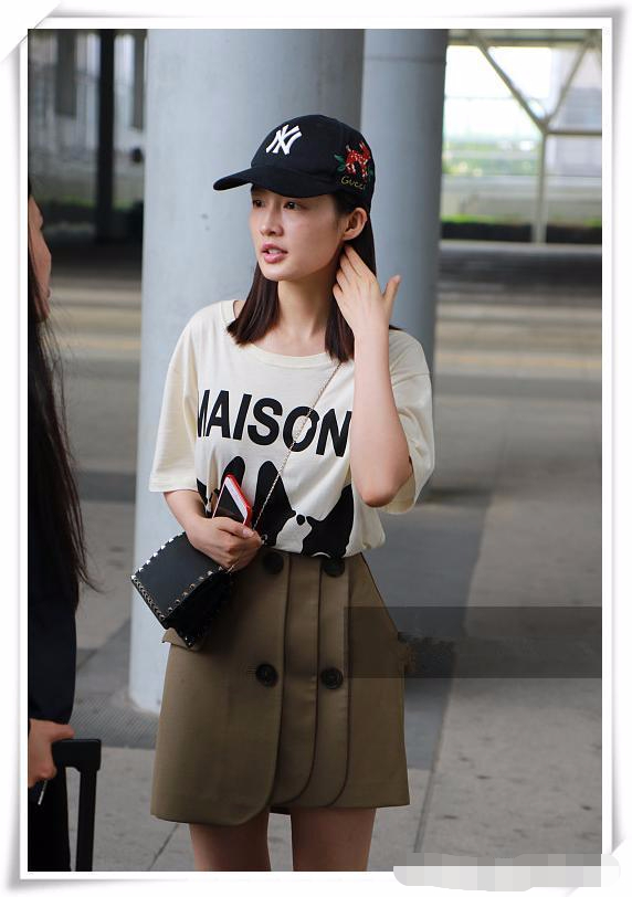 谁胆子那么大敢素颜出镜，论素颜我只服她，脸上雀斑看得一清二楚