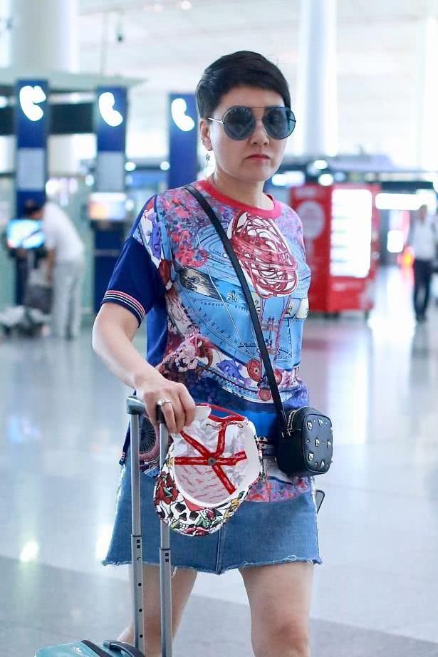 张凯丽穿短裙露大腿被嫌弃，网友吐槽：多大岁数了还敢这么穿