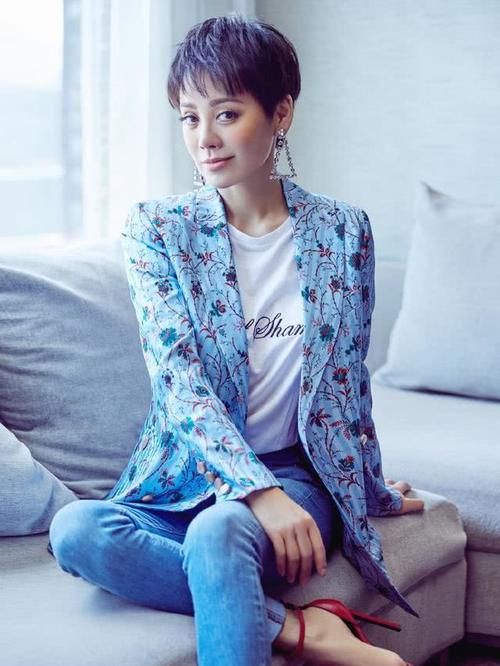 46岁宁静这一身太紧了吧，灰色连衣裙霸气现机场，网友：小11岁男