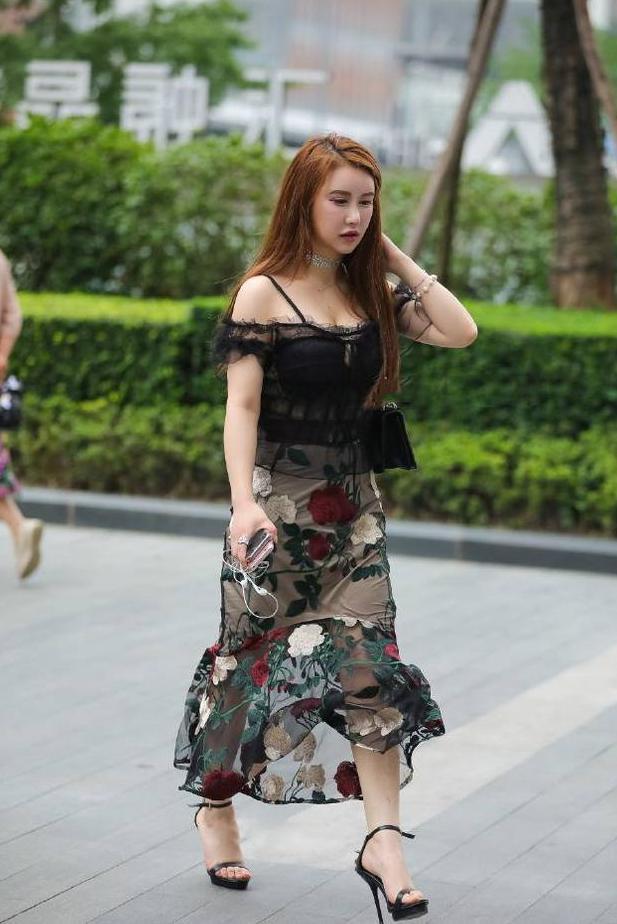 身穿薄纱吊带衣的小姐姐，胸前还开一个小口，美的很有别致感！
